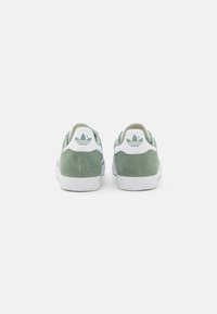 adidas Originals GAZELLE - Sportcipő - silver green/footwear white/core black