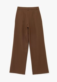 Pantalones de pierna ancha marrones, confeccionados en una tela suave, con una cintura entallada, pliegues frontales y un diseño de líneas limpias.