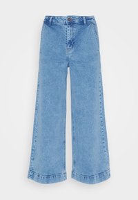 Vaaleansiniset leveälahkeiset farkut, joissa on edessä nappi ja vetoketju, vyölenkit sekä sivutaskut yksinkertaisella taustalla.