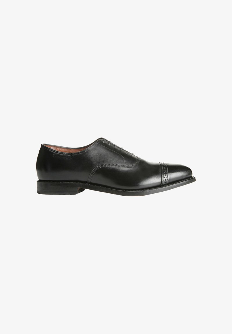 Schwarze Leder-Schuh mit glatter Oberfläche, mit Kappenzehen-Design, durchbrochenen Details und niedrigem Absatz. Mit Schnürsenkeln und runder Zehenform.