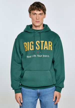 Zielona bluza z kapturem z żółtym napisem "BIG STAR" i mniejszym tekstem poniżej. Fleece, kieszeń z przodu, ściągacze przy mankietach.