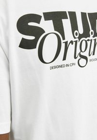 Jack & Jones JORVESTERBRO BACK SS CREW NECK  - Triko s potiskem - bright white