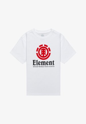 T-shirt blanc à manches courtes avec un logo circulaire rouge d'arbre et un texte noir « Element wind·water·fire·earth » sur le devant.