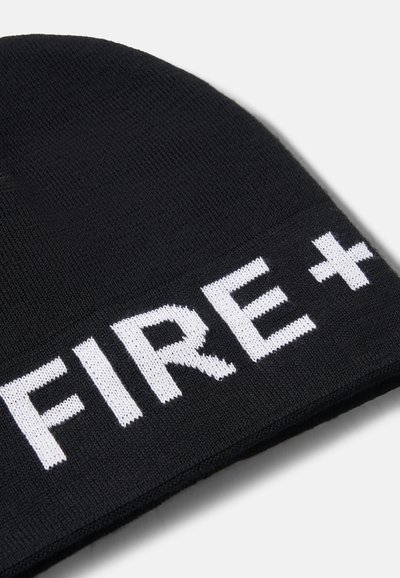 Czarna dzianinowa czapka beanie z wyraźnym białym napisem "FIRE+" na przodzie. Materiał jest miękki, tekstura gładka, a fason dopasowany.