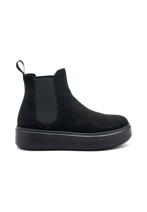 Bota de tobillo de ante negro con paneles laterales elásticos y una tira de agarre. Cuenta con una suela de goma gruesa con un acabado texturizado para mayor agarre.