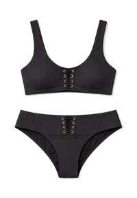 Bikini deux pièces noir avec larges bretelles et détails à lacets avec œillets dorés sur le haut et le bas.