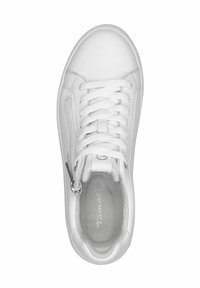 Sneaker en cuir blanc avec une surface lisse, des lacets plats et une fermeture éclair sur le côté. Intérieur rembourré et design de bout rond.