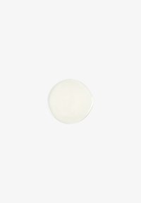 En rund, genomskinlig geléaktig substans med en blek färg, som visar en slät, glänsande yta och subtila reflektioner.