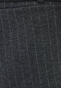 Donkergrijze stof met een gestructureerde weving en dunne witte verticale strepen. Soepele textuur, geschikt voor op maat gemaakte kleding.