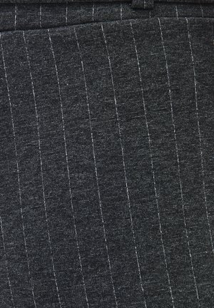 Donkergrijze stof met een gestructureerde weving en dunne witte verticale strepen. Soepele textuur, geschikt voor op maat gemaakte kleding.