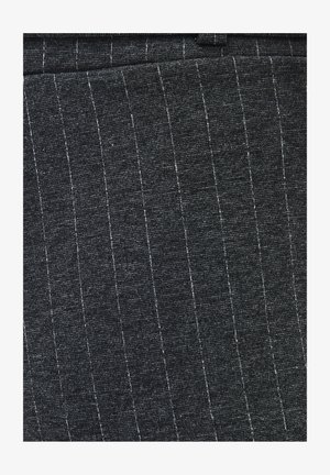 Tissu gris foncé avec un tissage texturé et de fines rayures verticales blanches. Texture lisse, adaptée aux vêtements sur mesure.