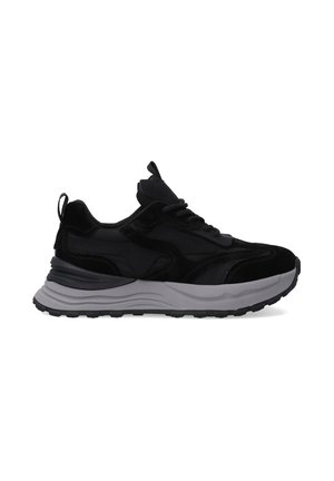 Schwarzer Sportschuh aus einer Kombination von Wildleder und synthetischen Materialien, mit einer dicken grauen Mittelsohle und einer strukturierten Außensohle für besseren Halt.