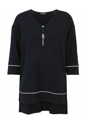 Navyblaues Oberteil mit V-Ausschnitt und kurzen Ärmeln, ausgestattet mit einem Reißverschluss und weißen Akzentpaspeln am Saum und an den Ärmeln. Weicher Stoff.