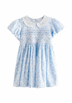 Jasnoniebieska bawełniana sukienka z krótkimi bufkami, haftowany biały kołnierzyk i marszczony gorset. Z motywem kwiatowym i zwiewną spódnicą.