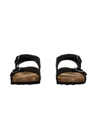 Sorte sandaler med to justerbare remme, korkfodddel og struktureret gummisål. Spænderne er i sølvfarve og giver en sikker pasform.