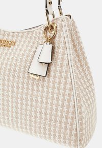 Borsa a mano beige intrecciata con una texture liscia, hardware dorato e dettagli neri. Presenta doppi manici e un'etichetta bianca staccabile.
