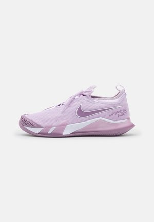 Lys lilla Nike løbesko med mesh overdel, hvid mellemsål, tekstureret ydersål og teksten "VAPOR NS" nær hælen.