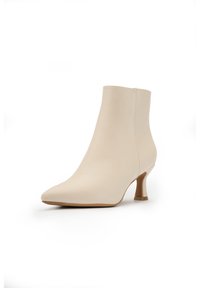 Beige läderankelstövel med spetsig tå, medelhög klack, slät textur och sömlös design.