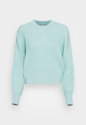 Pull en maille côtelée bleu clair avec manches longues et col rond, avec un ourlet légèrement raccourci et des poignets bord-côtes.