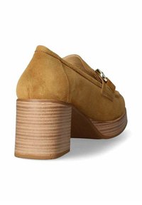 Chaussures à plateforme en suede brun avec un large talon empilé, présentant une texture lisse et un accent de boucle sur le côté.