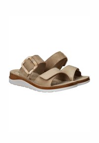 Beige open-toe sandalen met een ontwerp van twee banden, een gespaccent, en een witte rubberen zool. De gestructureerde bovenkant voegt detail toe aan het totale uiterlijk.