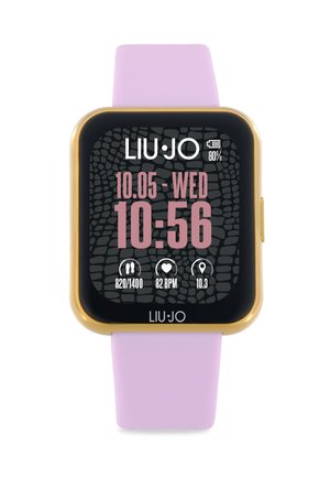 Orologio intelligente con schermo nero che mostra l'ora e le statistiche di fitness, quadrante dorato e cinturino in silicone rosa. Motivo di sfondo nero texturizzato.