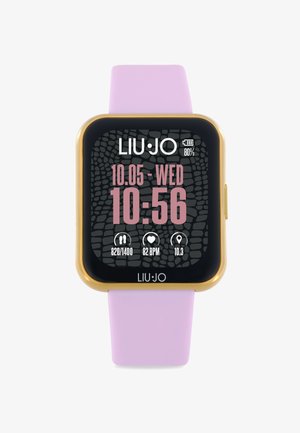 Smartwatch mit einem schwarzen Bildschirm, der die Uhrzeit und Fitnessdaten anzeigt, goldener Lünette und einem pinken Silikonarmband. Texturiertes schwarzes Hintergrundmuster.