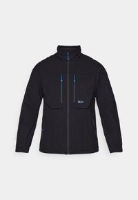 Veste noire avec un col montant, fermeture éclair à l'avant et deux poches poitrine zippées. Détails en bleu. Texture lisse, design léger.