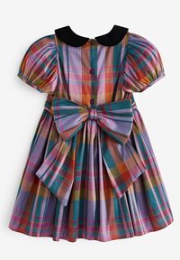 Färgglad rutig klänning i lila, grön och orange nyanser, med puffärmar, en sammetsliknande svart krage och en stor rosett i midjan.