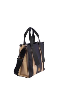 Bolso tote compacto en negro y beige, con forma rectangular, doble asa superior y una correa ajustable y desmontable. Acabado texturizado.