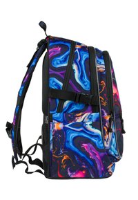 Zaino colorato con un design marmorizzato in blu, viola e arancione, con dettagli neri, spallacci regolabili e numerosi scomparti con zip.