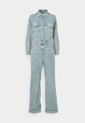Salopette di jeans light blue con maniche lunghe, chiusura con bottoni sul davanti, due tasche sul petto e design a gamba larga. Cuciture normali e orli con risvolto.