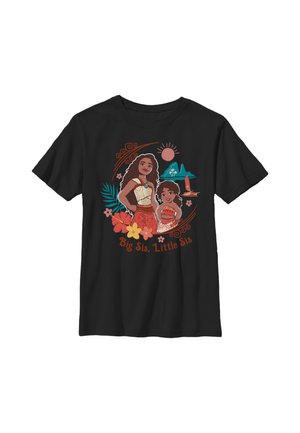 To polynesiske piger står med tropiske blomster, bjerge og sol, med teksten "Big Sis, Little Sis" på en sort t-shirt.