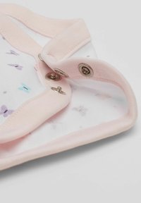 Bílá látka s motivem motýlů v purpurové a tyrkysové barvě, lemovaná měkkými růžovými okraji. Obsahuje patentky pro zapínání.