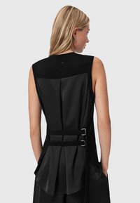 Bez rękawów czarny top z gładkim satynowym tyłem z fałdami, regulowanymi ramiączkami oraz zapięciem na haczyk na teksturowanej tkaninie.