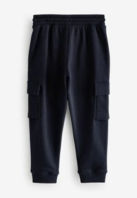 Marineblaue Jogginghose mit elastischem Bund, zwei seitlichen Cargotaschen und gerippten Bündchen. Hergestellt aus einem weichen, glatten Stoff.