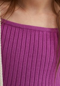 Fialový žebrovaný pletený top s rovný výstřihem a texturovanou tkaninou, která obsahuje jemné horizontální linie a těsný střih kolem těla.