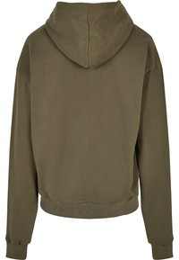 Hanorac de culoare verde oliva, cu o textură moale, mâneci lungi, glugă cu șnur și un design scurt. Are manșete și tiv ribbed.