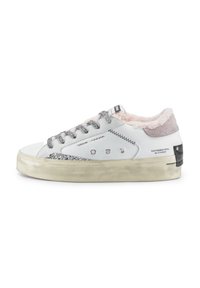 Sneaker bianca con accenti grigi e rosa. Presenta un tessuto testurizzato, dettagli glitterati e una fodera pelosa. Suola in gomma con un aspetto usurato.