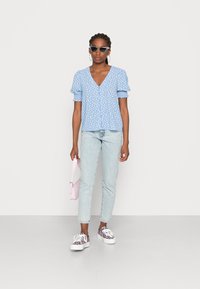 JDY JDYJULIA SMOCK - Blusa - della robbia blue/cloud dancer