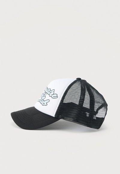 Μαύρο και άσπρο δίχτυ καπέλο τύπου τράκερ με καμπυλωτή γείσο και κεντημένο κείμενο στο μπροστινό πάνελ, πλευρική άποψη σε απλό φόντο.
