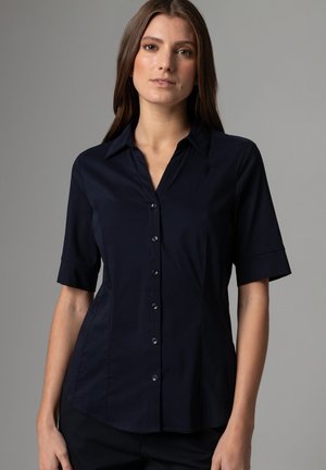 Chemise bleu marine à boutons, fabriquée en tissu lisse, dotée d'un col pointu, de manches courtes et d'une silhouette ajustée avec des détails de couture subtils.