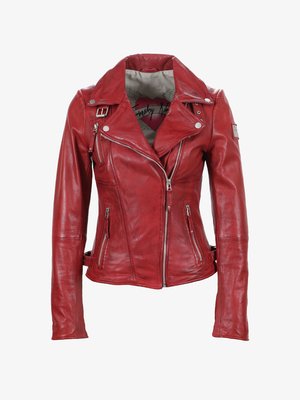 Czerwona skórzana kurtka motocyklowa o dopasowanym kroju, z srebrnymi zamkami błyskawicznymi, kołnierzem z klapą i subtelnymi przeszyciami. Gładka faktura.
