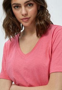 Minus MILETI V-NECK TEE - Camiseta básica - pink flamingo