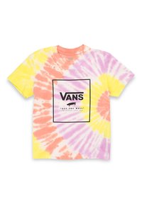 Camiseta de manga corta con un patrón de tinte anudado en amarillo, rosa y púrpura, con un logo central en un cuadro negro que dice "VANS" y un eslogan debajo.