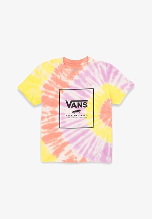 Camiseta de manga corta con un patrón de tinte anudado en amarillo, rosa y púrpura, con un logo central en un cuadro negro que dice "VANS" y un eslogan debajo.