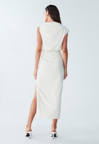 BWLDR ALIAS MIDI - Vabalt langev kleit - off white