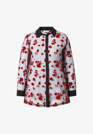 Chemise florale transparente avec des motifs de fleurs rouges, col noir et boutons. Manches longues avec des poignets noirs contrastants. Tissu léger.