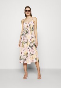 Blumen-Midi-Kleid mit rosa Hintergrund, grünen Blättern und gelben Akzenten. Mit verstellbaren Trägern und einer durchgehenden Knopfleiste. Leichter Stoff.