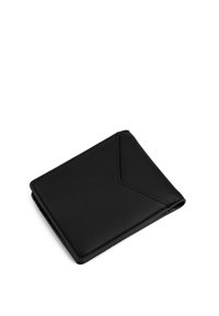 Černá kožená peněženka s elegantním, minimalistickým designem. Obsahuje diagonálně prošívaný akcent a kompaktní obdélníkový tvar.